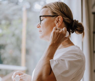 Kvinde 40+ bruger hudpleje