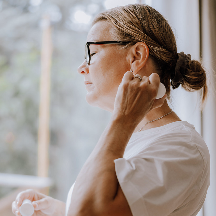 Kvinde 40+ bruger hudpleje