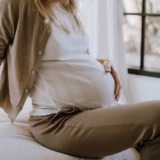 Hjælp baby til at vende med hovedet nedad
