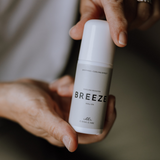 En person håller i “Breeze” cooling booster roll-on från Cana Care i händerna – en lugnande och kylande roll-on för riktad lindring.